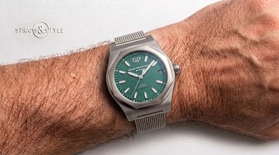 Girard-Perregaux Laureato with green clous de Paris dial, octagonal bezel and date at three on a Straps&Style mesh bracelet
