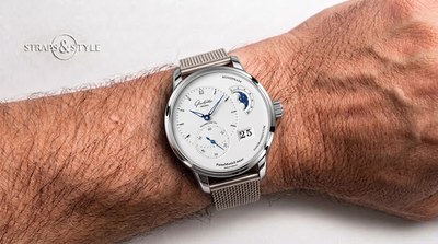 Glashütte Original PanoMaticLunar with white dial, blue moonphase, panoramic date and blued hands on a Straps&Style mesh bracelet