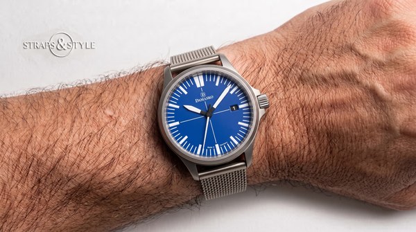 Damasko cobalt blue dial with white hands and date on a Straps&Style mesh bracelet