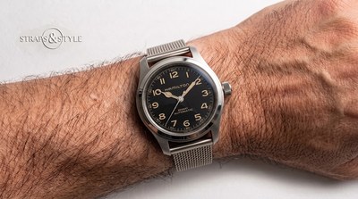 Hamilton Khaki Automatic with matte black dial and vintage beige Arabic numerals on a Straps&Style mesh bracelet