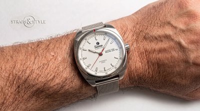 Tutima tonneau diver with a white dial, fluted rotating bezel with a red marker and day-date at three on a Straps&Style mesh bracelet
