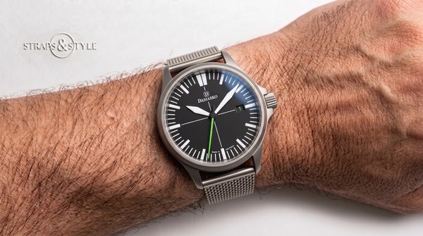 Damasko matte black pilot dial with neon-green seconds hand and date on a Straps&Style mesh bracelet