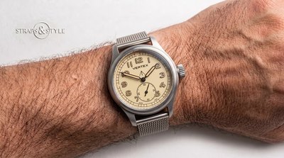 Vertex pilot watch with a matte steel case, cream vintage dial, small seconds at six and a broad arrow mark on a Straps&Style mesh bracelet