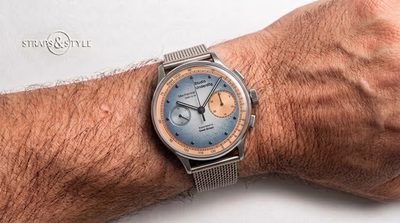 Studio Underd0g chronograph with a pale slate blue dial, salmon tachymeter track and matching peach subdial at three on a Straps&Style mesh bracelet