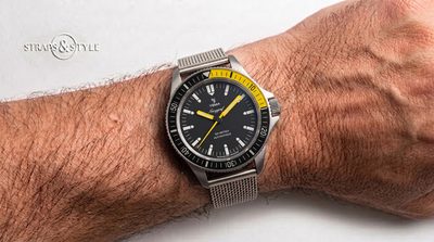 YEMA Navygraf diver with a matte black dial, yellow hands and a dive bezel with a yellow 15/20-minute section on a Straps&Style mesh bracelet