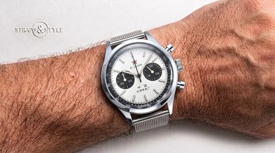 Sea-Gull 1963 panda chronograph with a silver-white dial, black sub-dials and a black tachymeter scale on a Straps&Style mesh bracelet
