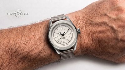 Serica tool watch with a white dial and a broad flat brushed steel bezel on a Straps&Style mesh bracelet