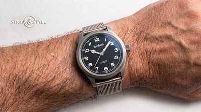 Hanhart Preventor Automatik with dark navy dial, brushed steel case and centre seconds on a Straps&Style mesh bracelet