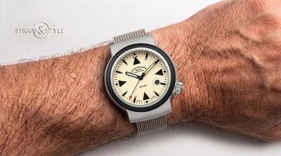 Mühle Glashütte S.A.R. Rescue-Timer with a cream dial, black triangle markers, a red-tipped seconds hand and a date at four on a Straps&Style mesh bracelet