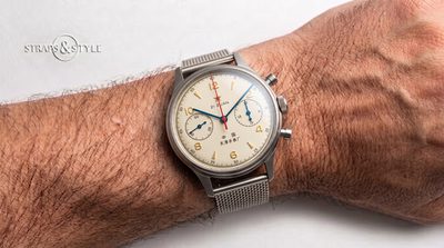 Sea-Gull 1963 chronograph with a cream dial, red star emblem, blue leaf hands and two recessed sub-dials on a Straps&Style mesh bracelet