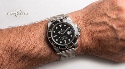Rolex Submariner Date with a glossy black dial, black ceramic dive bezel and a date at three on a Straps&Style mesh bracelet