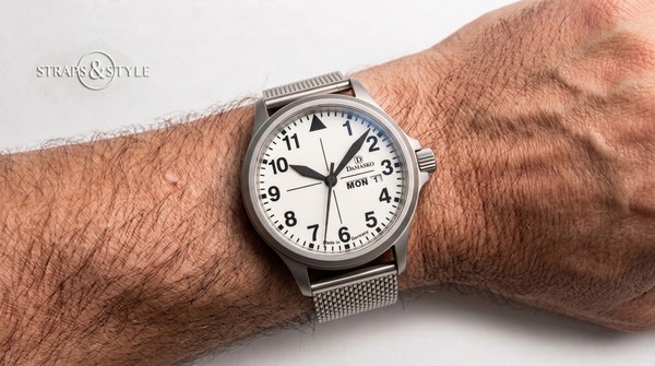 Damasko white pilot dial with black numerals and day-date on a Straps&Style mesh bracelet
