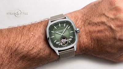 Raymond Weil Freelancer with an olive green sunray dial, open-heart aperture at six and a steel cushion case on a Straps&Style mesh bracelet