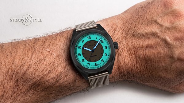 Circula ProTrail with black case and turquoise luminous chapter ring on a Straps&Style mesh bracelet