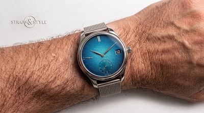 H. Moser & Cie Endeavour-style watch with a grainy teal fumé dial fading dark at the edges on a Straps&Style mesh bracelet