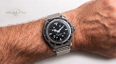 Serica Chronomètre diver with a black dial and a blue bezel marked in minutes and hours on a Straps&Style mesh bracelet