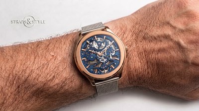 Piaget Polo Skeleton in rose gold with an openworked movement, blue bridges and a small-seconds counter on a Straps&Style mesh bracelet