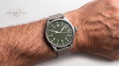 STOWA Flieger Type A pilot watch with a matte olive green dial, white numerals and a triangle at twelve on a Straps&Style mesh bracelet