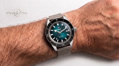 Rado Captain Cook with a sunburst teal fumé dial, black ceramic dive bezel and a red-text date at three on a Straps&Style mesh bracelet