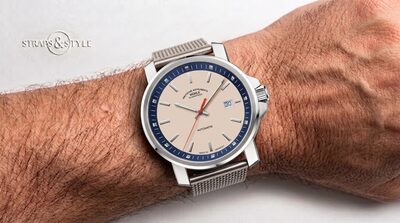 Mühle Glashütte 29er with a cream dial, deep blue outer chapter ring, a date at three and a red seconds hand on a Straps&Style mesh bracelet