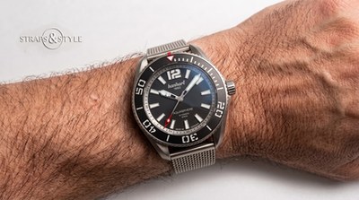 Hanhart 1882 Aquasphere diver with dark navy dial, luminous markers and a dive bezel with a red triangle on a Straps&Style mesh bracelet